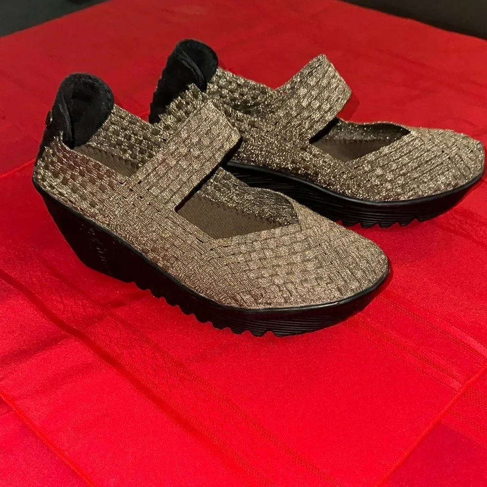 bernie mev. Gold and Black Woven Wedges Size 8.5/9 NOT A SIZE 10 as marked.